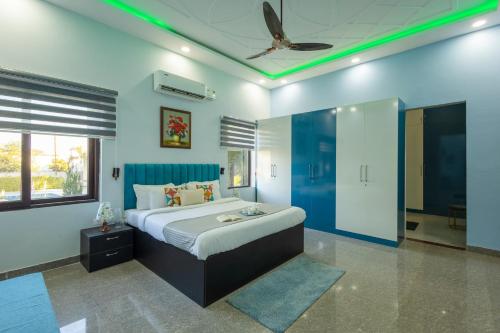ELIVAAS Aarul 4 BHK Villa with Pvt Pool, Gazebo & Game Zoneにあるベッド