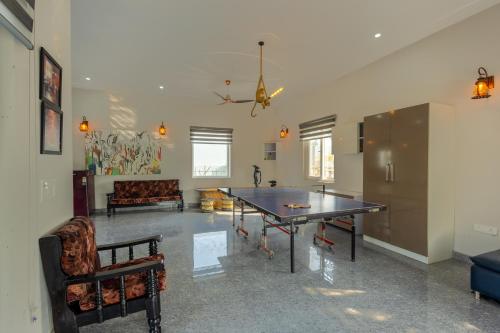 ELIVAAS Aarul 4 BHK Villa with Pvt Pool, Gazebo & Game Zoneにあるシーティングエリア