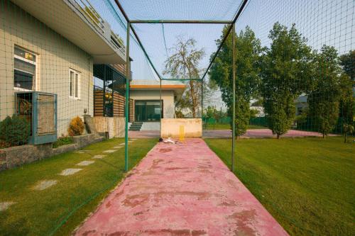 ELIVAAS Aarul 4 BHK Villa with Pvt Pool, Gazebo & Game Zoneにある庭