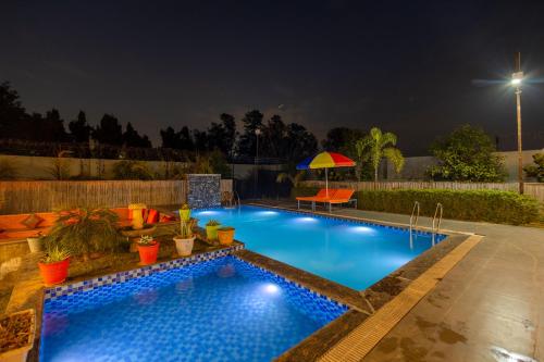 ELIVAAS Aarul 4 BHK Villa with Pvt Pool, Gazebo & Game Zoneの敷地内または近くにあるプール