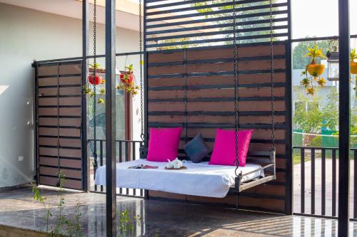 ELIVAAS Aarul 4 BHK Villa with Pvt Pool, Gazebo & Game Zoneにあるバルコニーまたはテラス