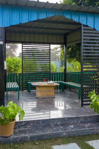 ELIVAAS Aarul 4 BHK Villa with Pvt Pool, Gazebo & Game Zoneにある庭