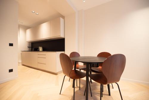 une cuisine et une salle à manger avec une table et des chaises dans l'établissement CIA - Châtelet-Marais Delight 4P, à Paris
