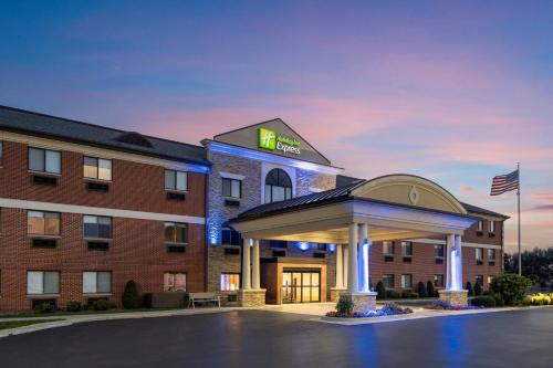 a hotel with a gazebo in front of a building at Holiday Inn Express Sheboygan-Kohler / I-43 by IHG in Sheboygan