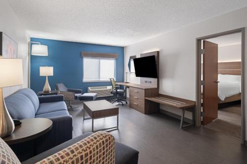 a hotel room with a bed and a living room at Holiday Inn Express Sheboygan-Kohler / I-43 by IHG in Sheboygan