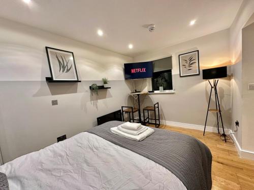 Кровать или кровати в номере Studio Flat by Brookland Stays Serviced Accommodation Short Lets Leeds with Free WiFi