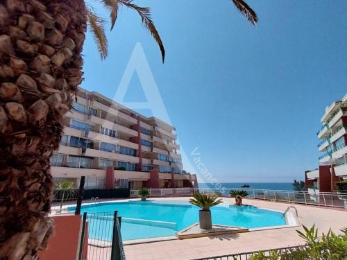 Terrasse vue piscine et apercu mer pour 4 personnes avec garage