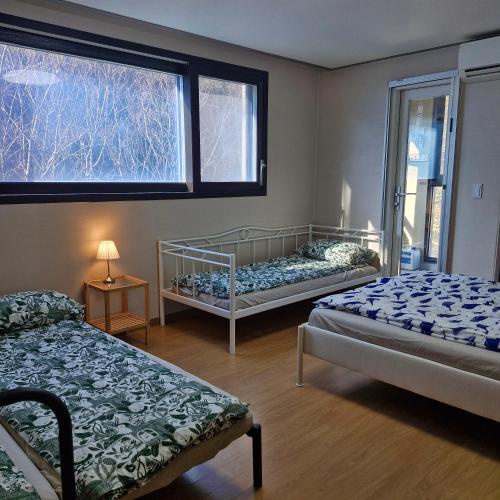 Postel nebo postele na pokoji v ubytování Guesthouse Joy of Life