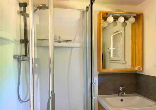 une salle de bain avec une douche, un lavabo et un miroir dans l'établissement SYLVICULTEURS - Charmante villa patio rénovée, à Seignosse
