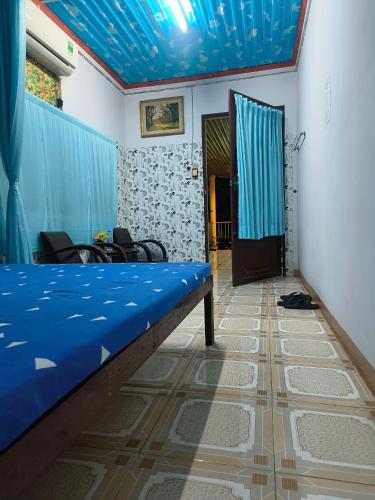 a room with a bed and a blue ceiling at Biên Rừng Homestay in Xã Như Lâm