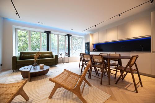 un salon avec un canapé, une table et des chaises dans l'établissement CIA - Marais-Les Halles Residence, à Paris