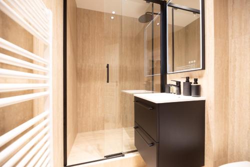une salle de bain avec un lavabo et un miroir dans l'établissement CIA - Marais-Les Halles Residence, à Paris