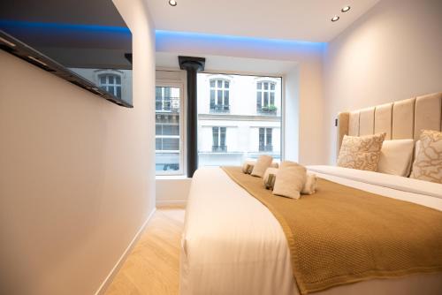 une chambre avec deux lits et une fenêtre dans l'établissement CIA - Marais-Les Halles Residence, à Paris