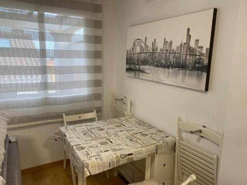 mały pokój ze stołem i zdjęciem na ścianie w obiekcie Apartamento Club Nautico By Solymar Holiday w mieście Torre del Mar