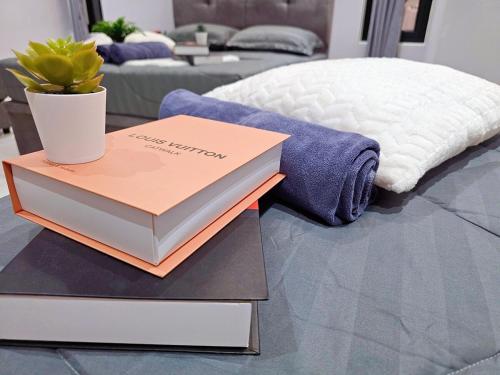 deux livres assis au-dessus d'une table dans l'établissement JPP l 角头间豪华私人KTV房泳池Switch火锅炉BBQ麻将机可睡26人5分钟到Austin, à Johor Bahru