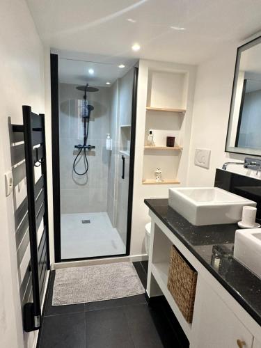 une salle de bain avec un lavabo blanc et une douche dans l'établissement NEW!Chic Oasis Apt, Heart of Nice, Family Friendly, Walking to the Beach!, à Nice