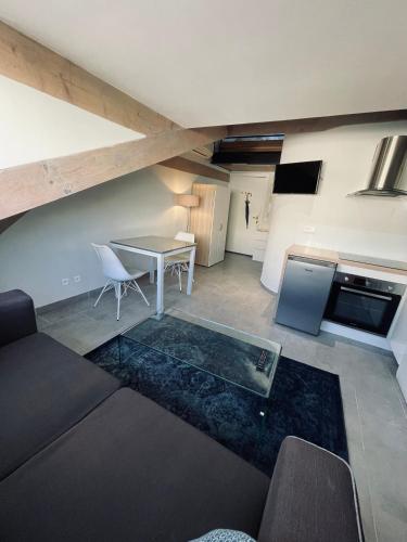 un salon avec un canapé et une table dans l'établissement Duplex Élégant au Cœur de Nice, à Nice