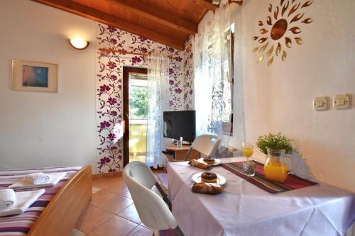 Cosy Medulin apartments with terrace