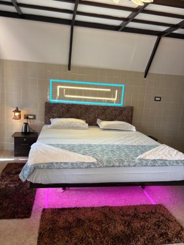Una cama o camas en una habitación de Thanjee Homestay Family Cottage