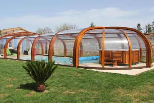 une rangée de dômes avec piscine dans une cour dans l'établissement La Bergerie, à Romans