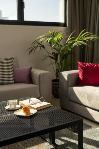 a living room with a coffee table and a couch at ODIN VILLAS by Buenavilla in Puerto Calero