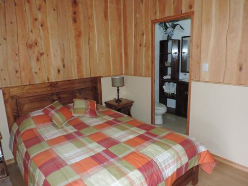 a bedroom with a bed and a bathroom at Quinta Galeon Lodge in Santa María