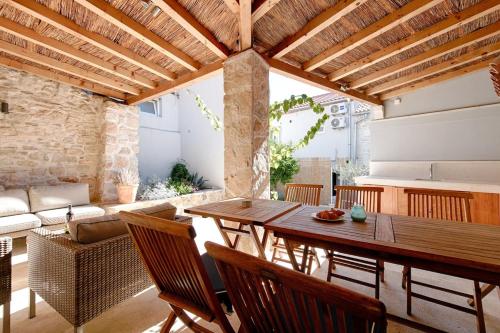 an outdoor patio with a wooden table and chairs at House Corte in Vis