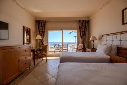 Voodi või voodid majutusasutuse Continental Plaza Beach Resort toas