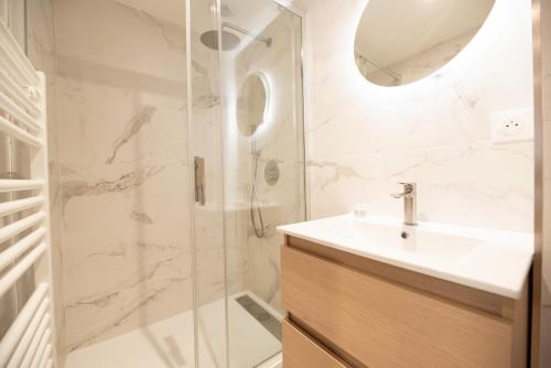 une salle de bain avec un lavabo et une douche dans l'établissement CIA - Les Halles-Rivoli 4P, à Paris