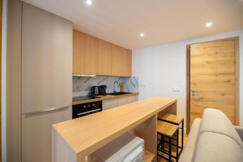 une cuisine avec un comptoir en bois dans une pièce dans l'établissement CIA - Les Halles-Rivoli 4P, à Paris