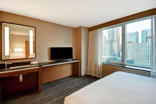 Letto o letti in una camera di Embassy Suites by Hilton Chicago Downtown Magnificent Mile