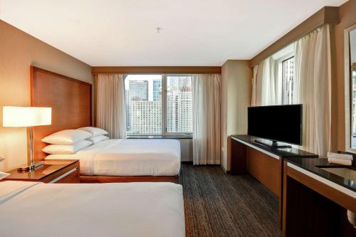 TV o dispositivi per l'intrattenimento presso Embassy Suites by Hilton Chicago Downtown Magnificent Mile