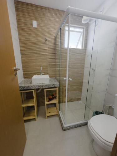 łazienka z prysznicem, umywalką i toaletą w obiekcie Condominio Jardim dos Coqueiros térreo w mieście Tamandaré
