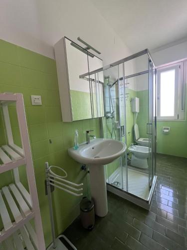a bathroom with a sink and a shower and a toilet at Wave n'Sea in Marina Julia