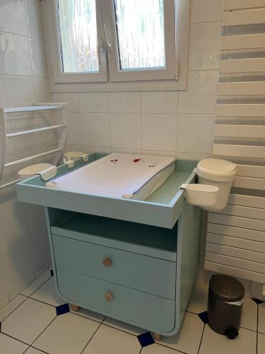 une salle de bain avec un lavabo et des toilettes dans l'établissement Villa Valhalla - 400m from beach, sauna and big heated pool, à Labenne