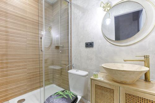 une salle de bain avec un lavabo, des toilettes et un miroir dans l'établissement Charonne Voltaire Cosy Apartment 4P, à Paris
