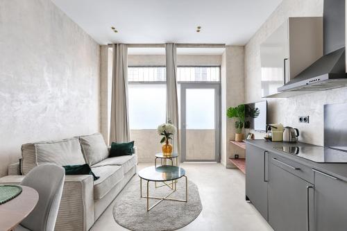 un salon avec un canapé et une table dans l'établissement Charonne Voltaire Cosy Apartment 4P, à Paris