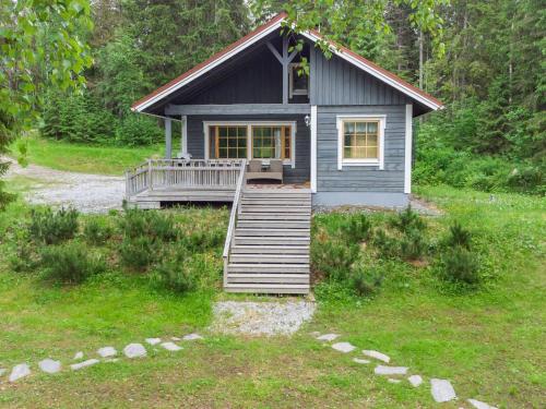 Cette petite maison bleue dispose d'une terrasse couverte et d'escaliers. dans l'établissement Holiday Home Hietaniemen usko by Interhome, à Sonkajärvi