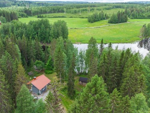 une vue aérienne sur une cabine dans les bois à côté d'un lac dans l'établissement Holiday Home Hietaniemen usko by Interhome, à Sonkajärvi