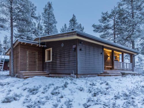 eine Blockhütte im Schnee im Wald in der Unterkunft Holiday Home Kelokaltiokylän maja 22 by Interhome in Rukatunturi 
