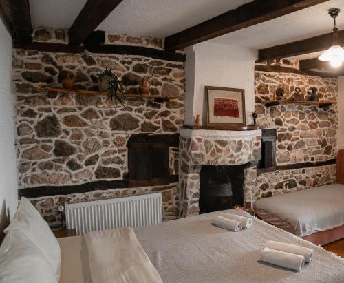 Postel nebo postele na pokoji v ubytování Kutmichevica Restaurant & Boarding house