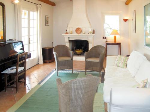 Posezení v ubytování Holiday Home Breguieres by Interhome