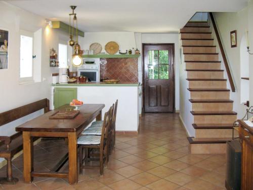 une cuisine et une salle à manger avec une table et un escalier dans l'établissement Holiday Home Breguieres by Interhome, à Rocbaron
