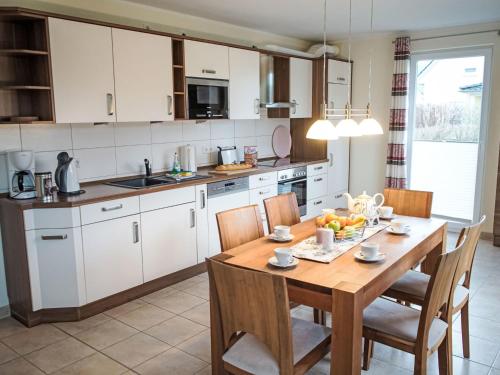 Η κουζίνα ή μικρή κουζίνα στο Holiday Home Müritz Ferienpark Röbel-57 by Interhome