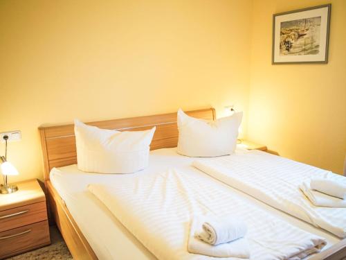 Ένα ή περισσότερα κρεβάτια σε δωμάτιο στο Holiday Home Müritz Ferienpark Röbel-57 by Interhome