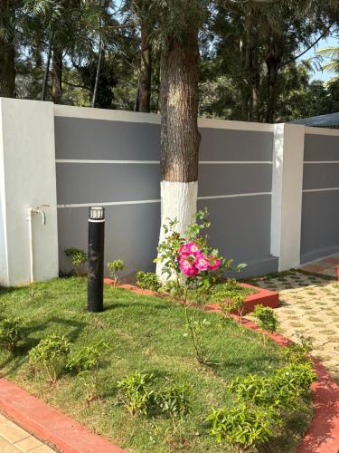 Un jardín fuera de Thanjee Homestay Family Cottage