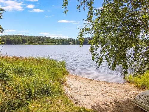 Blick auf ein Gewässer mit Bäumen in der Unterkunft Holiday Home Jannela by Interhome in Juupajoki