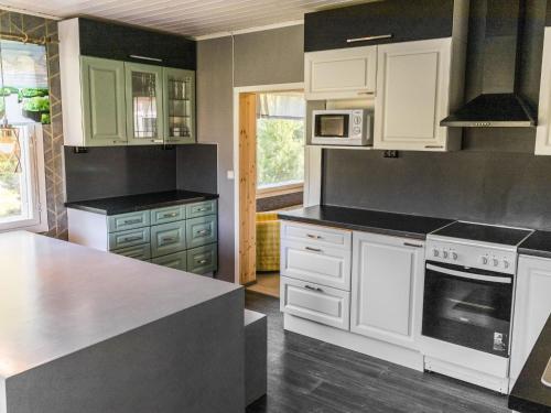 Kuchyň nebo kuchyňský kout v ubytování Holiday Home Huvila 22 by Interhome