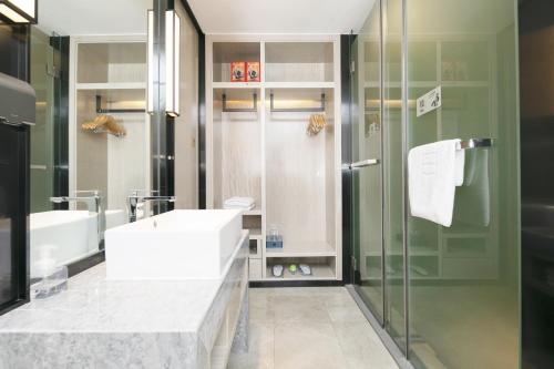 Ένα μπάνιο στο Echarm Hotel - Jingmen Yintai City Jingchu Institute of Technology