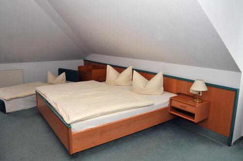 Postel nebo postele na pokoji v ubytování Hotel Friesen